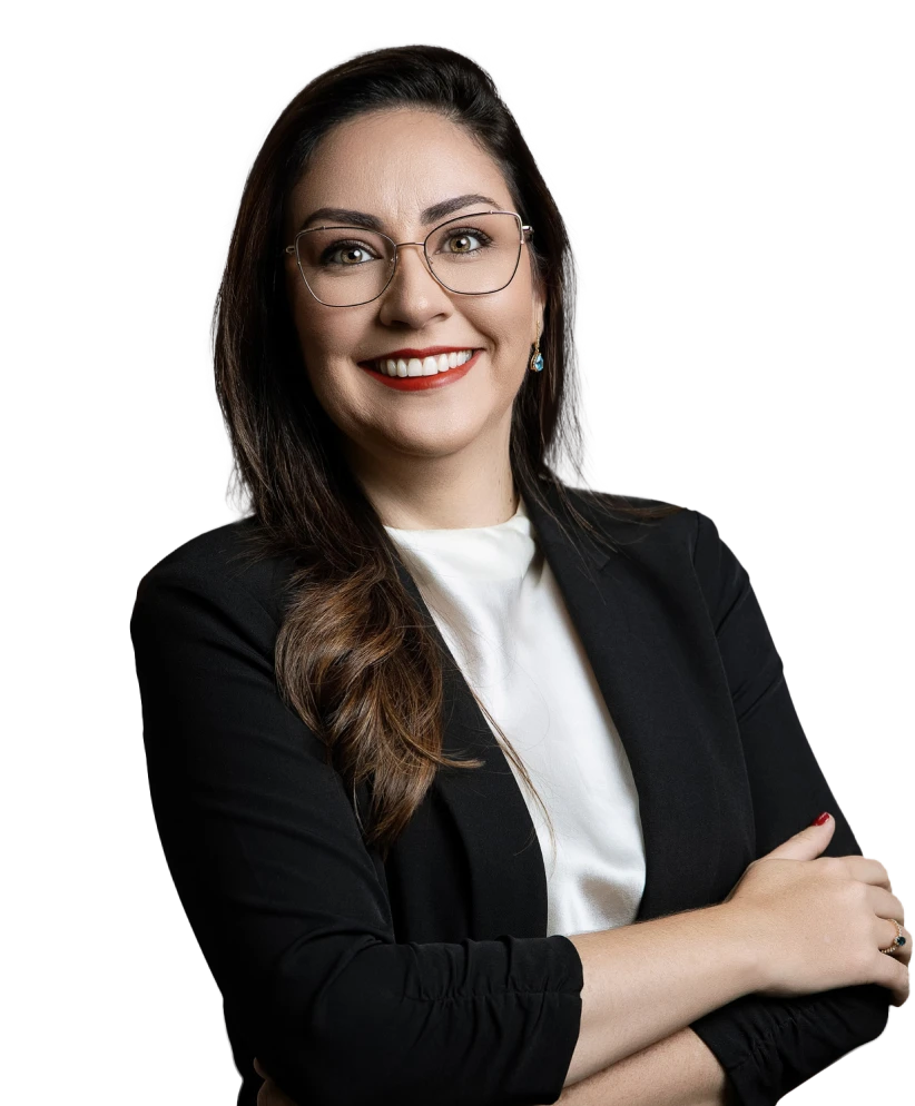Camila, professora da Imersão Importa e Vende, de braços cruzados